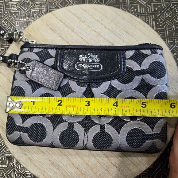 🐢 Coach Signature Monogram Wristlet Like New - Picture 11 of 12